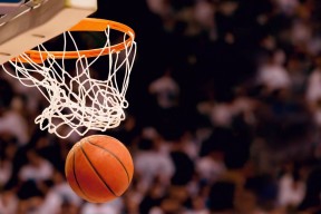 掩护后选择突破还是后撤跳投的判断依据，篮球后掩护战术