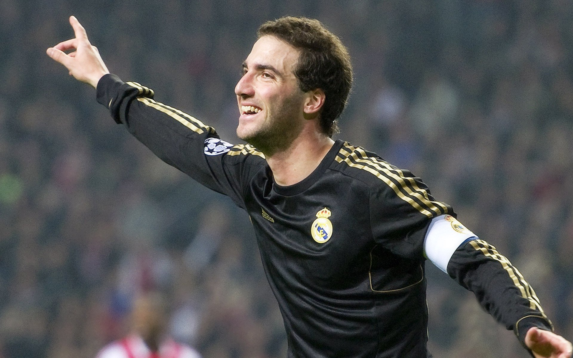 战术灵活度提升多名球员胜任多个位置增强阵容应变能力，提升战术水平