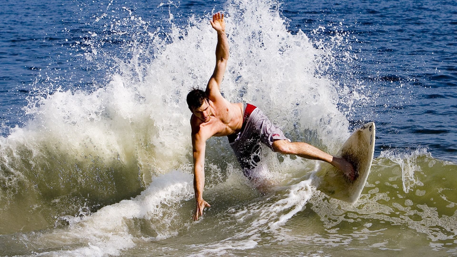 格林伍德凭借出色的防守反击和快速转守为攻，帮助袋鼠队逆转局势